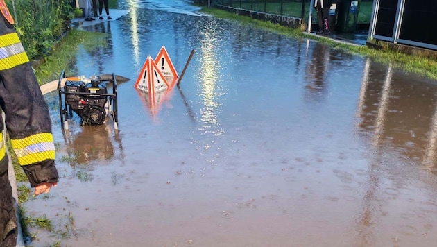 Durch den starken Regen wurden zahlreiche Straßen überschwemmt.
