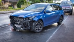 Beide Unfallwagen wurden erheblich beschädigt.
