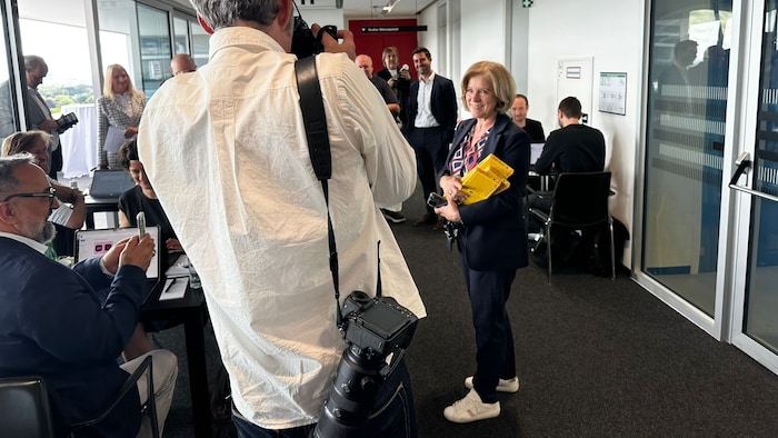 Ingrid Thurnher übergibt ihren Posten – und versorgte die Journalisten beim Warten mit ...