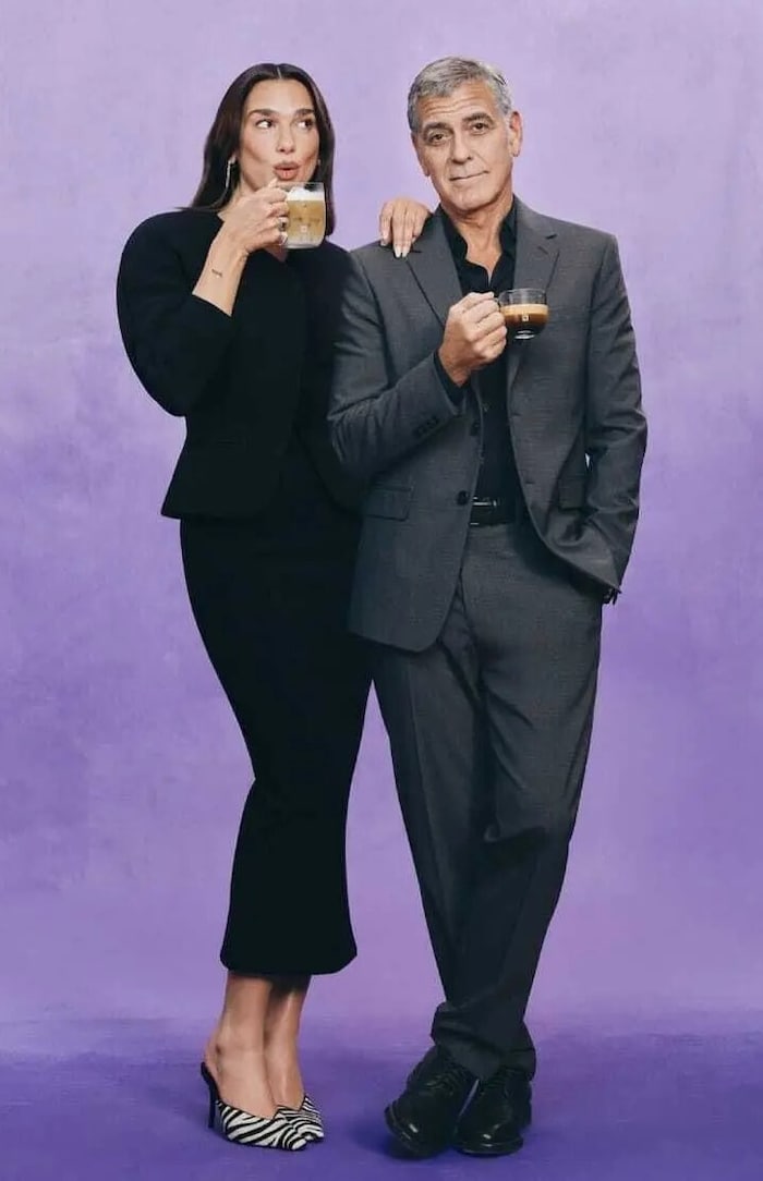 Clooney schwärmt nicht nur für Turner, er wirbt auch mit dessen Ehefrau Dua Lipa für Nespresso.