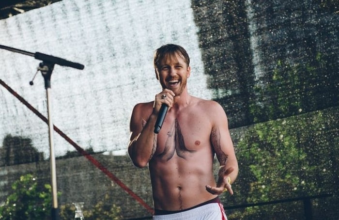 Der Rapper verkörpert zwei unterschiedliche Welten.