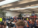Die Streikenden versammeln sich in der Betriebskantine.