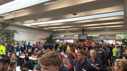 Die Streikenden versammeln sich in der Betriebskantine.