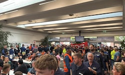 Die Streikenden versammeln sich in der Betriebskantine.