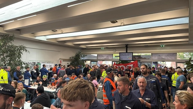 Die Streikenden versammeln sich in der Betriebskantine.