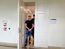 Der gebürtige Wiener (21) wird im Gericht mit Handschellen vorgeführt. 