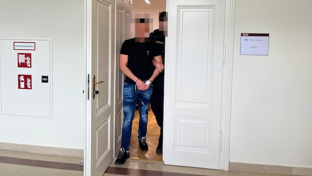 Der gebürtige Wiener (21) wird im Gericht mit Handschellen vorgeführt.