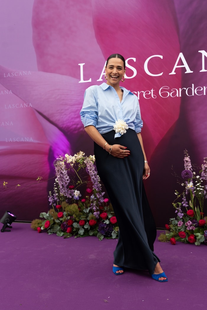 In einem glamourösen Look setzte sie ihren Babybauch gekonnt in Szene – mit einer großen ...