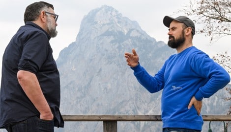Lukas Nagl (re.) im Gespräch mit „Kulinar(r)isch“-Redakteur Mario Ruhmanseder vor malerischer ...