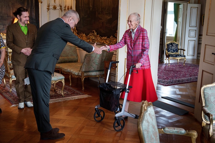 Die Altkönigin begrüßt den Dichter Pia Tafdrup