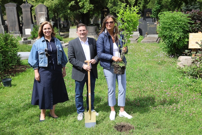 Friedhöfe Wien-Chefin Renate Niklas, Meidlings Bezirksvorsteher Wilfried Zankel (SPÖ) mit ...