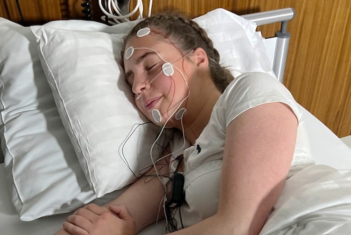 Im Schlaflabor einer Klinik erfolgt eine vollständige Überwachung durch Fachpersonal, zusätzlich ...