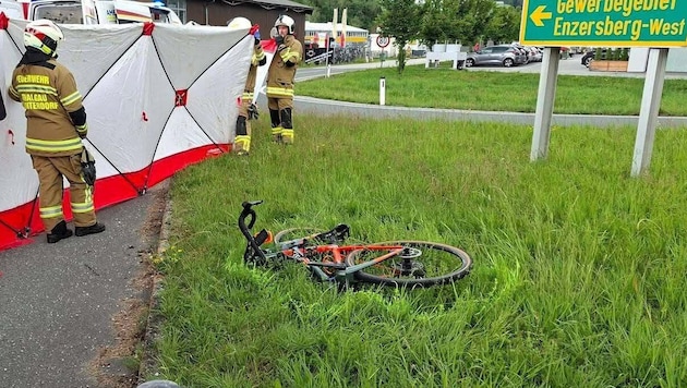 Die Feuerwehr baute einen Sichtschutz auf.