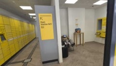 Hier (re.) liegt er auf seinem Klappbett und hat es sich in der SB-Filiale bequem gemacht.