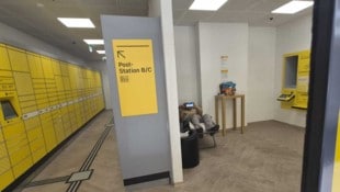 zVg Hier (re.) liegt er auf seinem Klappbett und hat es sich in der SB-Filiale bequem gemacht.
