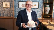 Geburtstagskind Hans Niessl mit einem Törtchen beim „Krone“-Interview im Hotel Galántha in ...