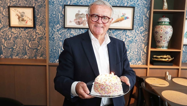Geburtstagskind Hans Niessl mit einem Törtchen beim „Krone“-Interview im Hotel Galántha in ...