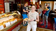 Andrea Schudi von der Grazer Schloßbergbäckerei sieht der Mehrwertsteuer-Umstellung mit Sorge ...
