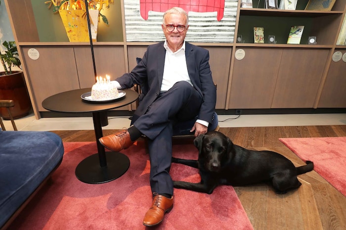 Zum Interview nahm Niessl auch Labrador „Keks“ mit.