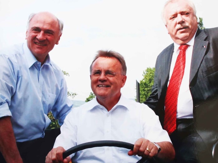 Drei vom alten Schlag: Traktorfahren mit Niederösterreichs ÖVP-Altlandeshauptmann Erwin Pröll ...