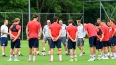 Am Donnerstag versammelte Trainer Ferdinand Feldhofer (li.) seine GAK-Kicker zum ersten ...