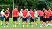 Am Donnerstag versammelte Trainer Ferdinand Feldhofer (li.) seine GAK-Kicker zum ersten ...