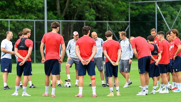 Am Donnerstag versammelte Trainer Ferdinand Feldhofer (li.) seine GAK-Kicker zum ersten ...