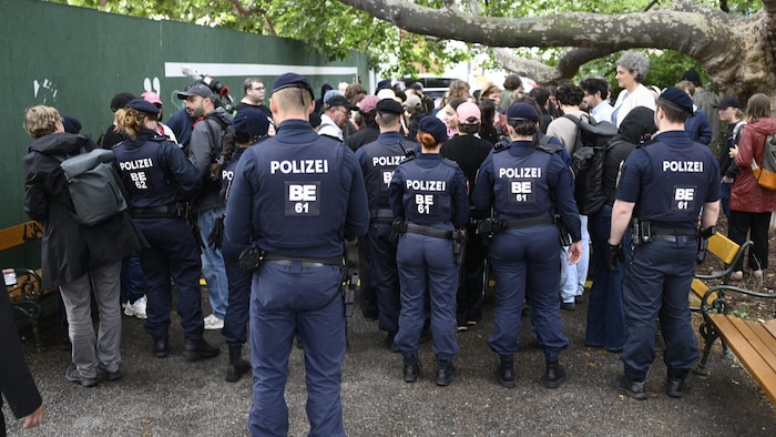 Schon vor der Entfernung der Bauzäune musste die Polizei das Denkmal vor Demonstranten schützen.