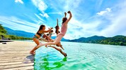 Hurra, Ferien! Die Kinder freuen sich schon auf die schulfreie Zeit im Bad oder am See.