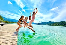 Hurra, Ferien! Die Kinder freuen sich schon auf die schulfreie Zeit im Bad oder am See.