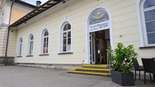 Das Bahnhofsrestaurant, einst edler Wartesaal der 1. Klasse zur Kaiserzeit, bekommt frischen ...