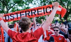 Vor dem WM-Start der ÖFB-Elf sind Trikots heiß begehrt.