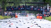 Im Lendkanal ist in der Früh ordentlich was los – viele Fans feuern die Athleten am Ufer an.