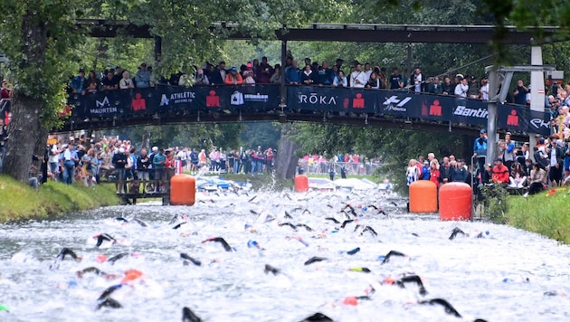 Im Lendkanal ist in der Früh ordentlich was los – viele Fans feuern die Athleten am Ufer an.