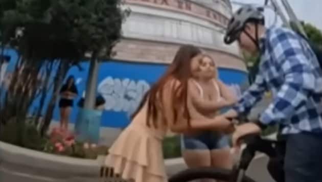 Zwei Prostituierten stoppten Radfahrer auf dem Radweg in Richtung Aztekenstadion.