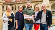Wolfgang Schwab (Mitte) mit dem Arbeitskreis Pflege der KPÖ und den 14.000 Unterschriften