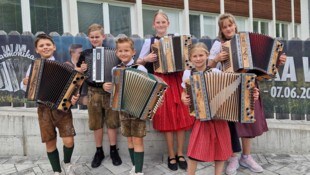 Vergoldete Schülerinnen und Schüler mit ihren Musikinstrumenten.
