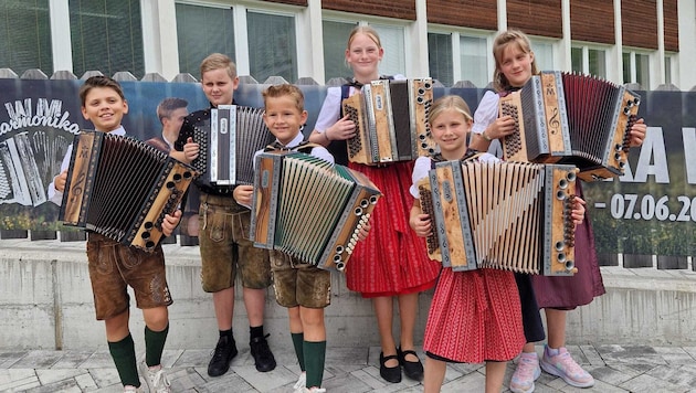 Vergoldete Schülerinnen und Schüler mit ihren Musikinstrumenten.