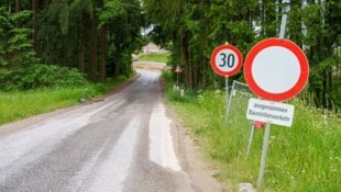 FOTOKERSCHI.AT/Kerschbaummayr Werner Am Beginn und Ende der Baustelle stehen diese Schilder. Der gesperrte Bereich zieht sich über ...