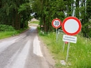 Am Beginn und Ende der Baustelle stehen diese Schilder. Der gesperrte Bereich zieht sich über ...