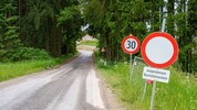 Am Beginn und Ende der Baustelle stehen diese Schilder. Der gesperrte Bereich zieht sich über ...
