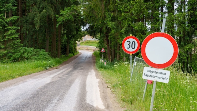 Am Beginn und Ende der Baustelle stehen diese Schilder. Der gesperrte Bereich zieht sich über ...