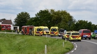 Hier sind die Einsatzkräfte am Unfallort zu sehen.