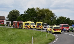 Hier sind die Einsatzkräfte am Unfallort zu sehen.