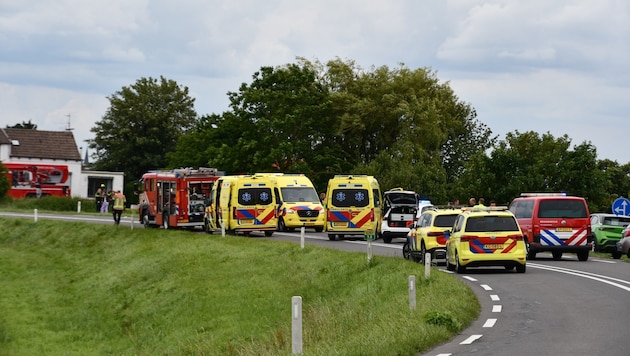 Hier sind die Einsatzkräfte am Unfallort zu sehen.