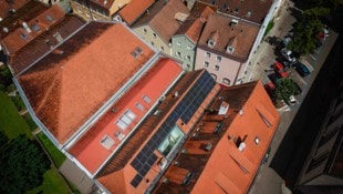 Diese Photovoltaik-Anlage in der Altstadt stört einige Braunauer, deren Anträge auf eine solche ...