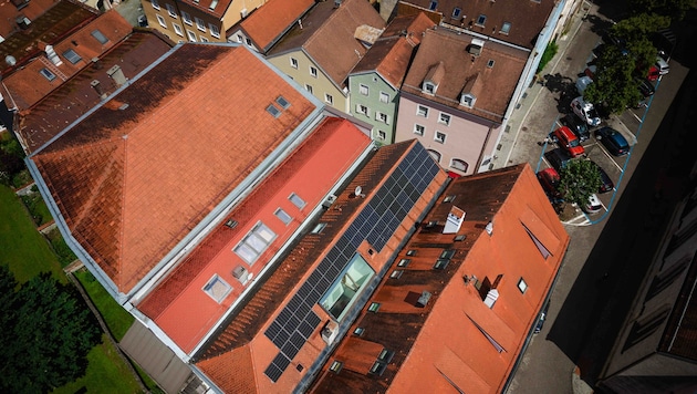 Diese Photovoltaik-Anlage in der Altstadt stört einige Braunauer, deren Anträge auf eine solche ...
