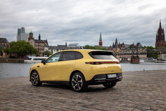 Die durchgängige Heckleuchte verrät die Version mit der größeren Batterie.