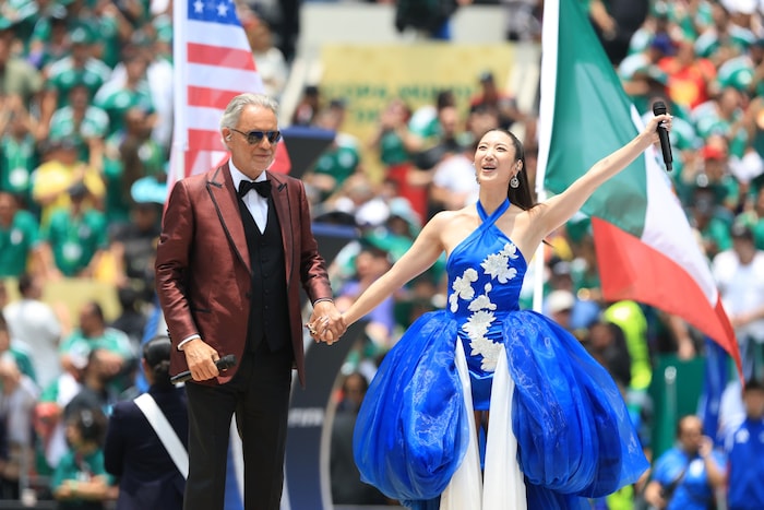 Andrea Bocelli singt gemeinsam mit Ejae die offizielle WM-Hymne.