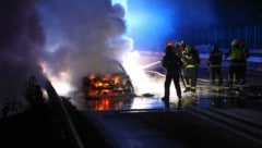 Das Auto stand in Flammen, wurde völlig zerstört.